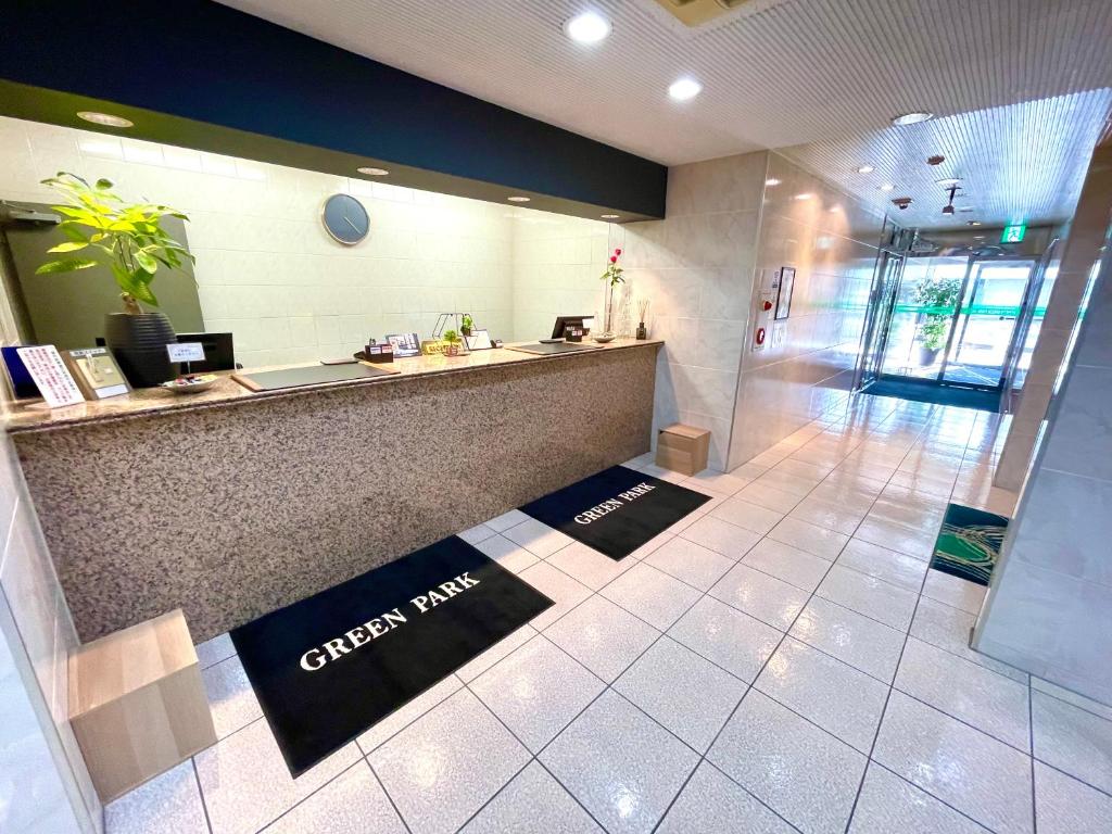 a restaurant with two welcome mats on the floor at 青森グリーンパークホテル in Aomori