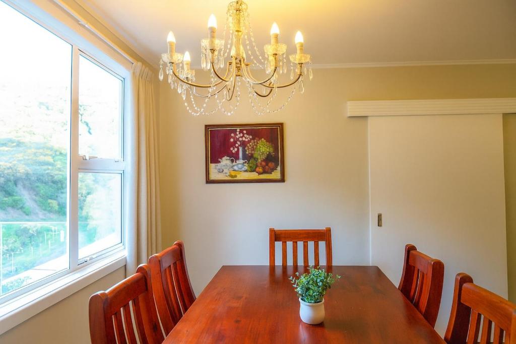 Skyline Sanctuary - Entire Aparment with Luxe Views, Espresso and Parking - Resim 4