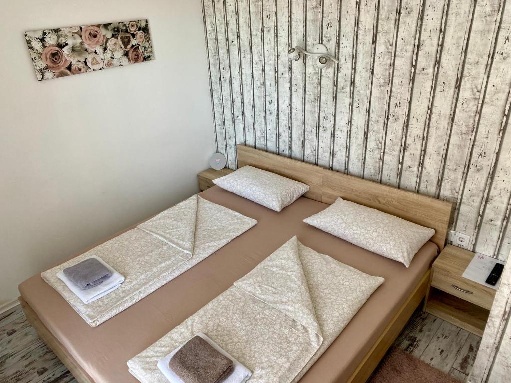Una cama con dos almohadas encima en una habitación. en RIEDWIRTSHAUS, en Neu-Ulm