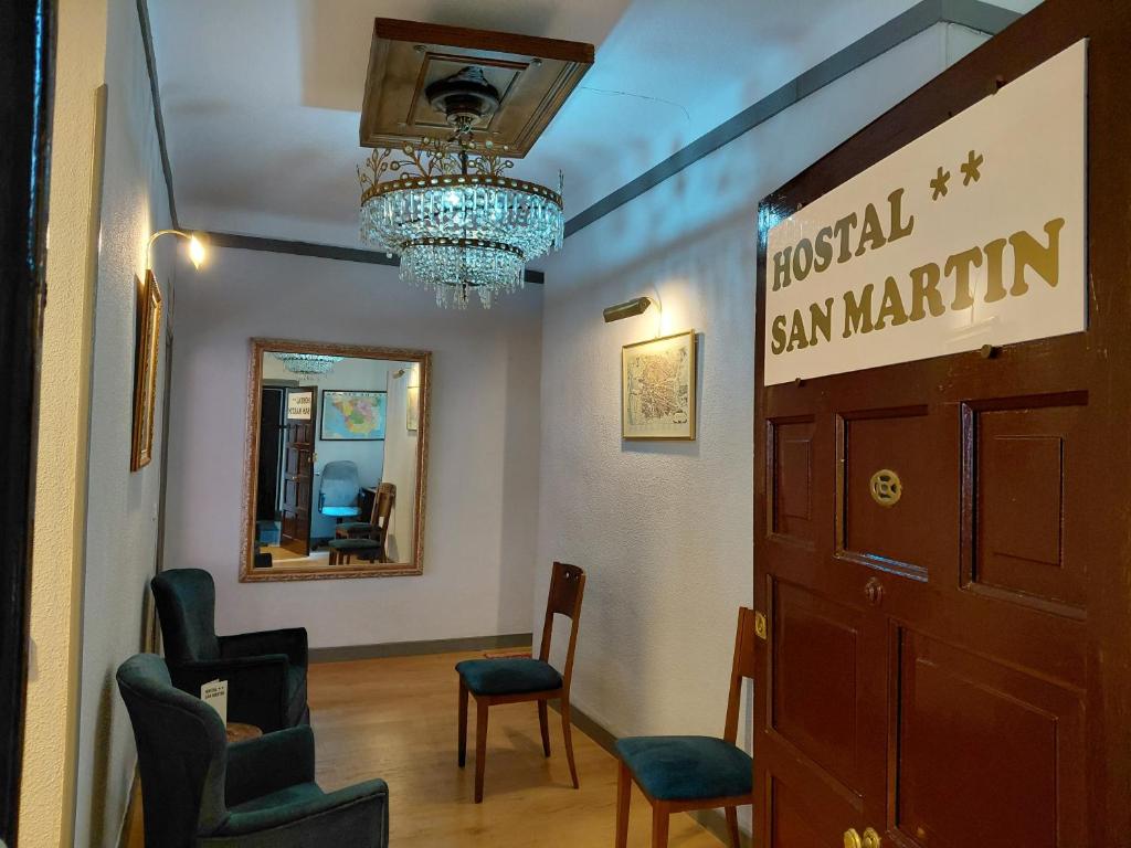 Ο χώρος του λόμπι ή της ρεσεψιόν στο Hostal San Martin