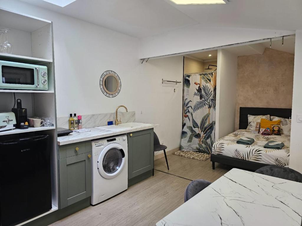 Giường trong phòng chung tại Cosy 50m2 moderne avec terrasse, spa et sauna communs, à 2 pas de la Place Dalton