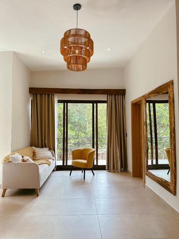 a living room with a bed and a mirror at Casa Caona in El Valle
