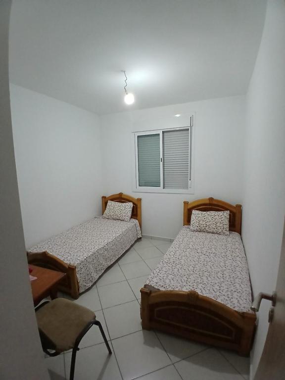 Una cama o camas en una habitación de Asilah