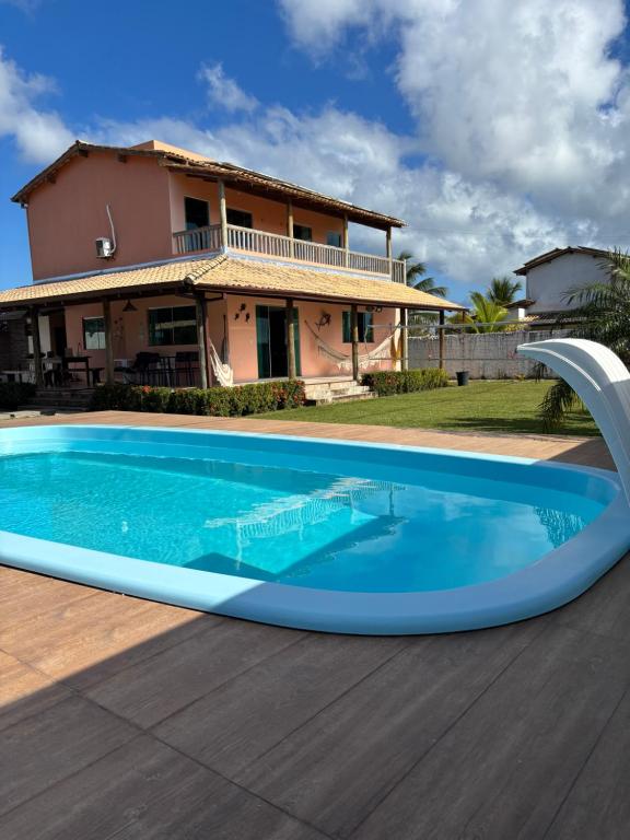 マラウにあるCasa de Praia Taipu de Fora Barra Grandeの家の前のプール