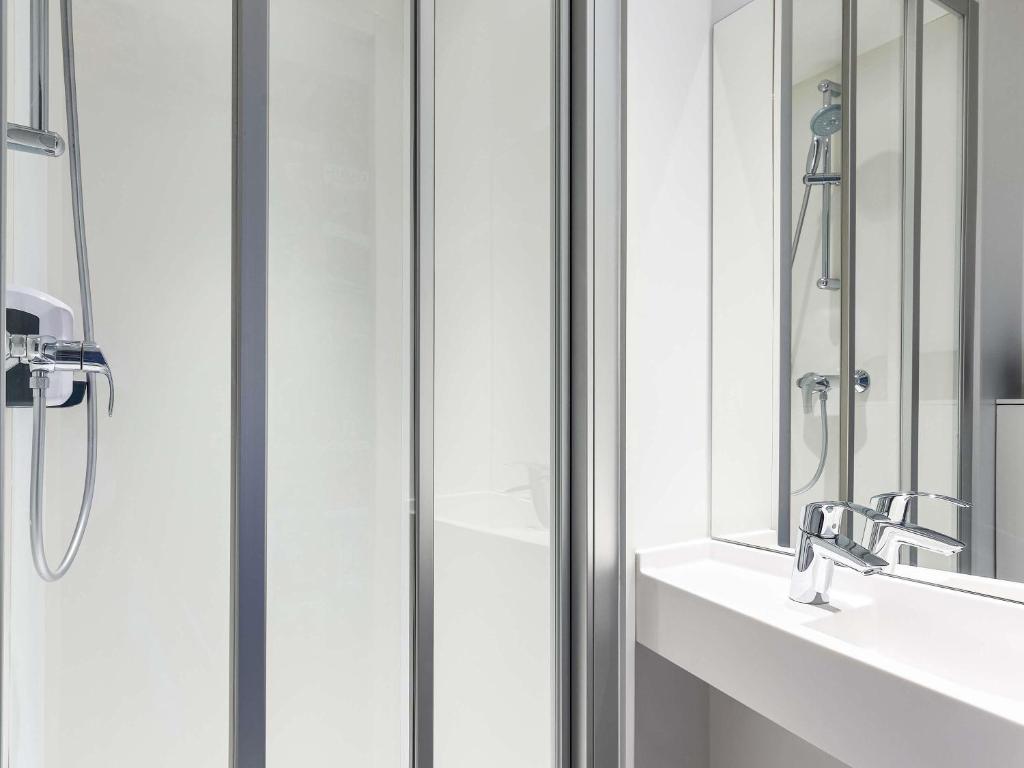 HotelF1 Paris Saint Ouen Marché Aux Puces - Resim 39