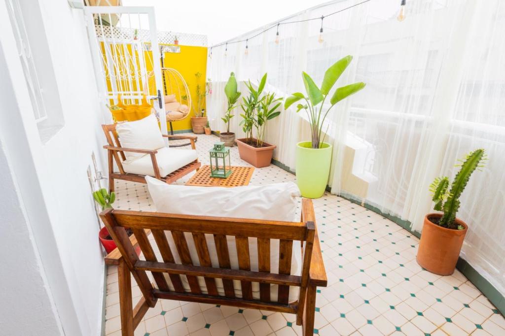 een balkon met een tafel, stoelen en planten bij Casa JOY in Casablanca