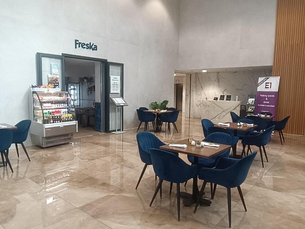 Un restaurante con mesas y sillas en una sala. en E1 Studios, Sea & Beach Views, High Floor, en Gibraltar