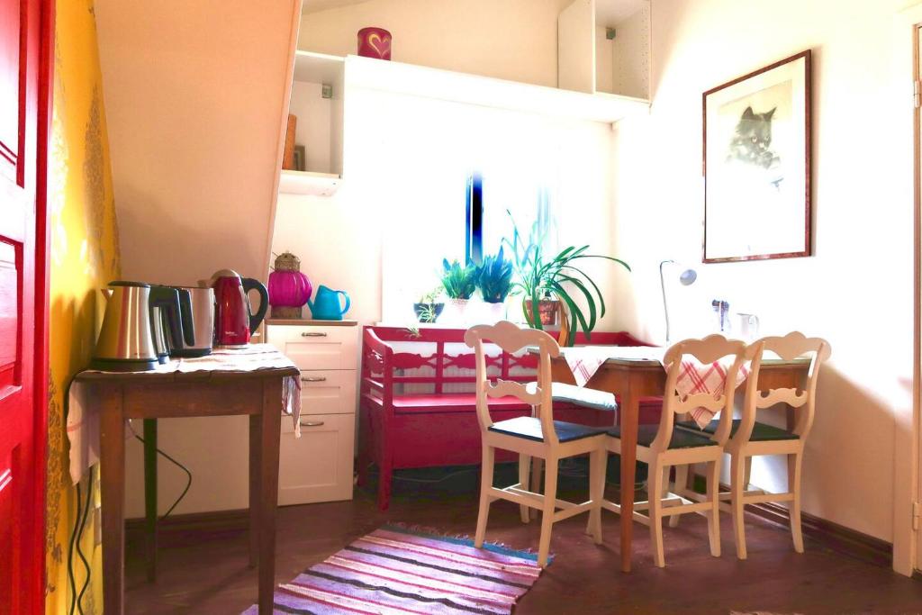 a kitchen with a table and chairs in a room at Elsasgården - Familjerum in Mörbylånga