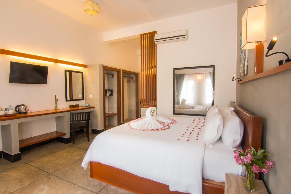 Habitación de hotel con cama y escritorio en Residence Home en Siem Riep