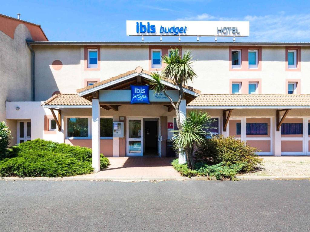 a building with a sign that reads jobs budget inn at Ibis budget Béziers Est Mediterranée A9 / A75 in Béziers