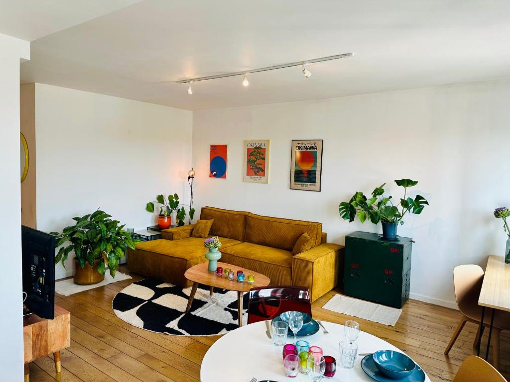 una sala de estar con un sofá y una mesa en Antwerp City Nest, en Amberes