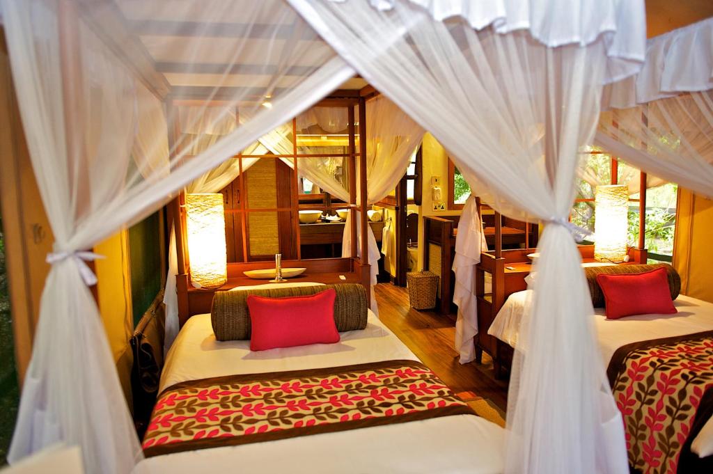 Ein Bett oder Betten in einem Zimmer der Unterkunft Samburu Intrepids Tented Camp