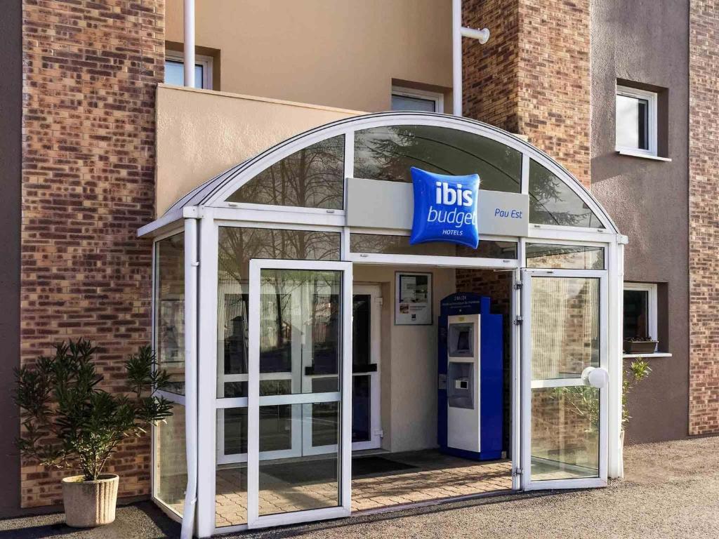 La fachada o entrada de ibis Budget Pau Est