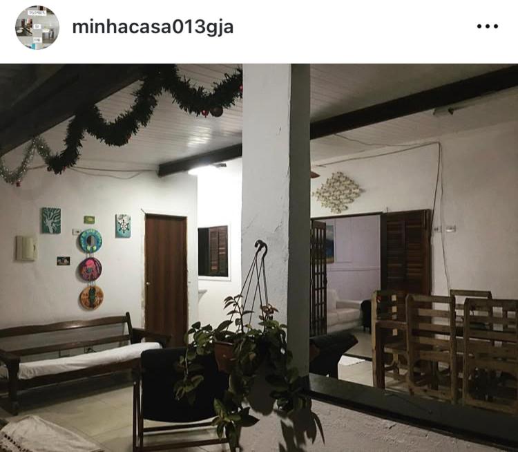 グアルジャにあるCasinha da Lollaのソファとテーブルのあるリビングルーム