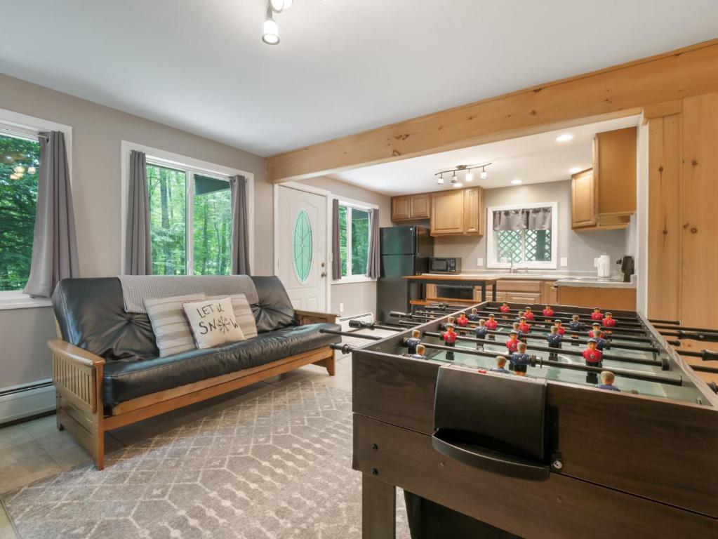 ein Wohnzimmer mit Billardtisch und Couch in der Unterkunft Cozy 2BR Mountain Retreat Near Killington Resort - Pet Friendly, Fireplace, Foosball in Sherburne Center