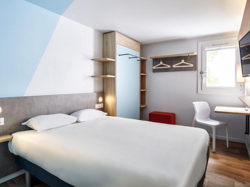 ibis budget Bayonne - Triple Room With 1 Double Bed And 1 Single Bed