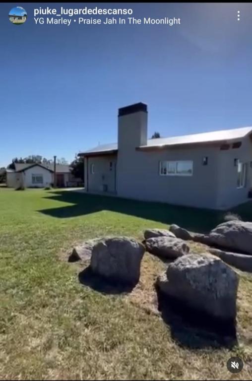 a group of rocks in front of a building at PIUKE lugar de descanso in Tandil