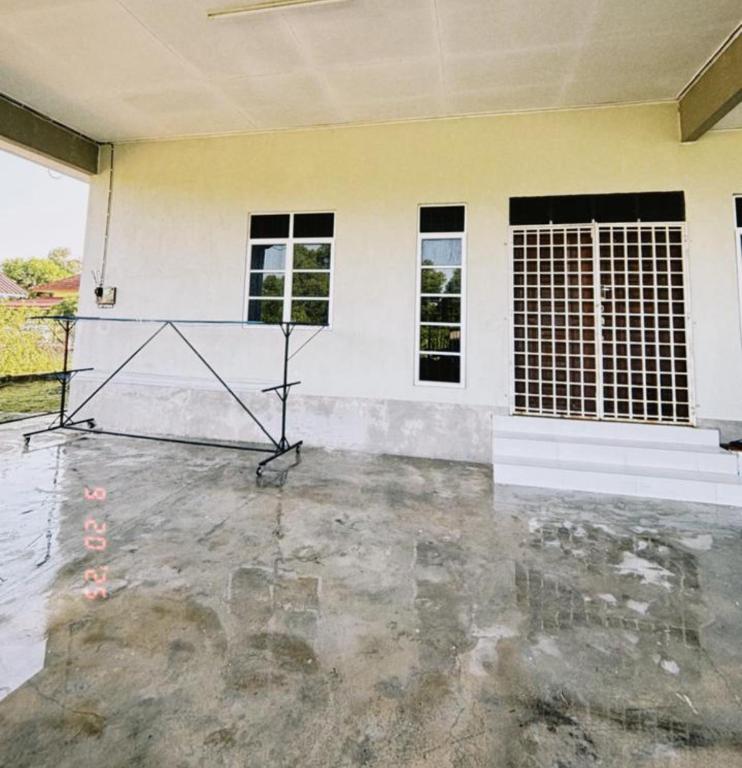 Homestay Teratak Putih GS في كوالا ترغكانو: غرفة بها مسرح أمام المنزل