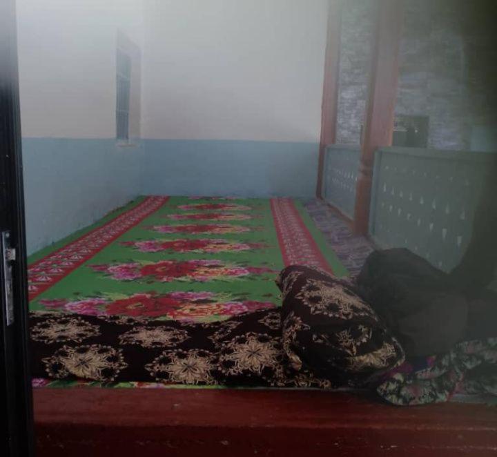 KhorogにあるNavabad Village, Davlatmamadova Pevistamo's propertyの毛布が付いた部屋のベッド1台