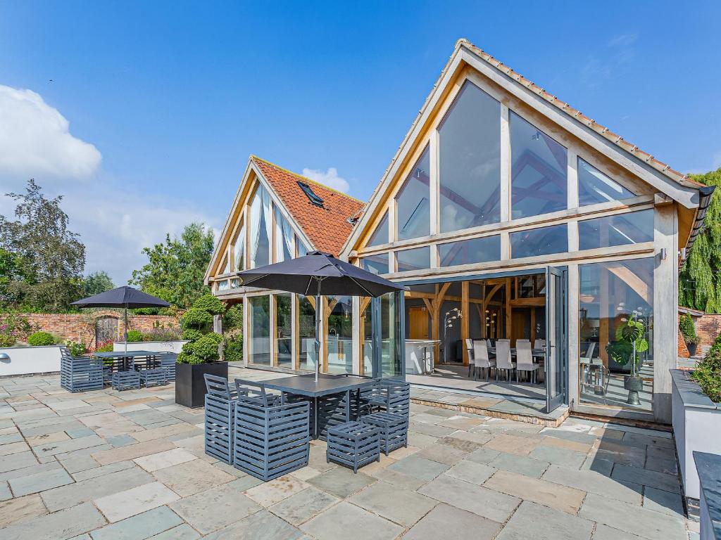 een serre met een tafel en parasol op een terras bij Oakwood Barn in Cawood