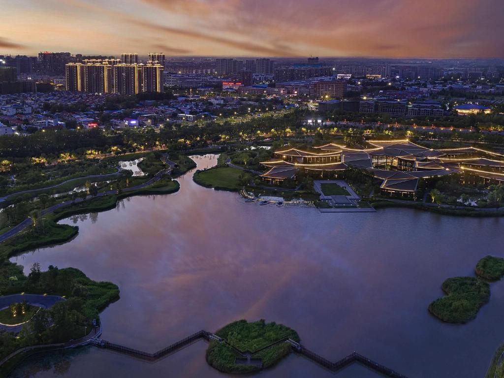 een luchtzicht op een stad met een rivier en gebouwen bij Pullman Kaifeng Jianye in Kaifeng