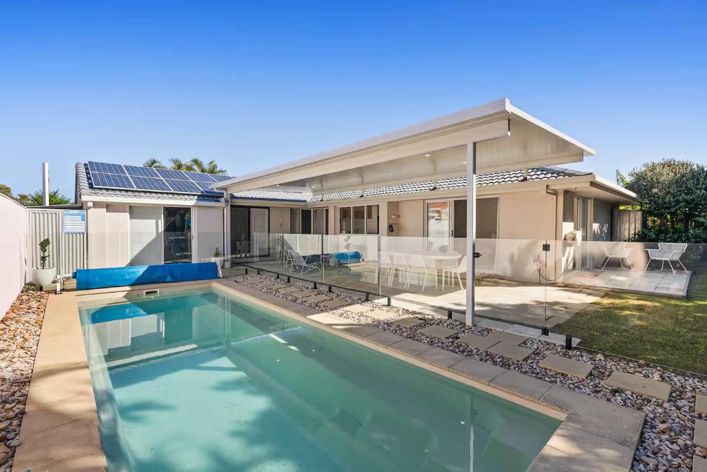 BuddinaにあるLuxury Beach House with Pool, Firepit, Kayaksのギャラリーの写真