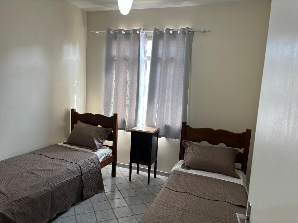 Postel nebo postele na pokoji v ubytování Apartamento a 350 m das praias de Areia Preta e das Castanheiras com dois quartos e duas varandas TV Wi-Fi dois elevadores sol da manhã garagem cozinha completa com airfryer micro-ondas sanduicheira e chaleira elétrica próximo a bancos mercados restaurant