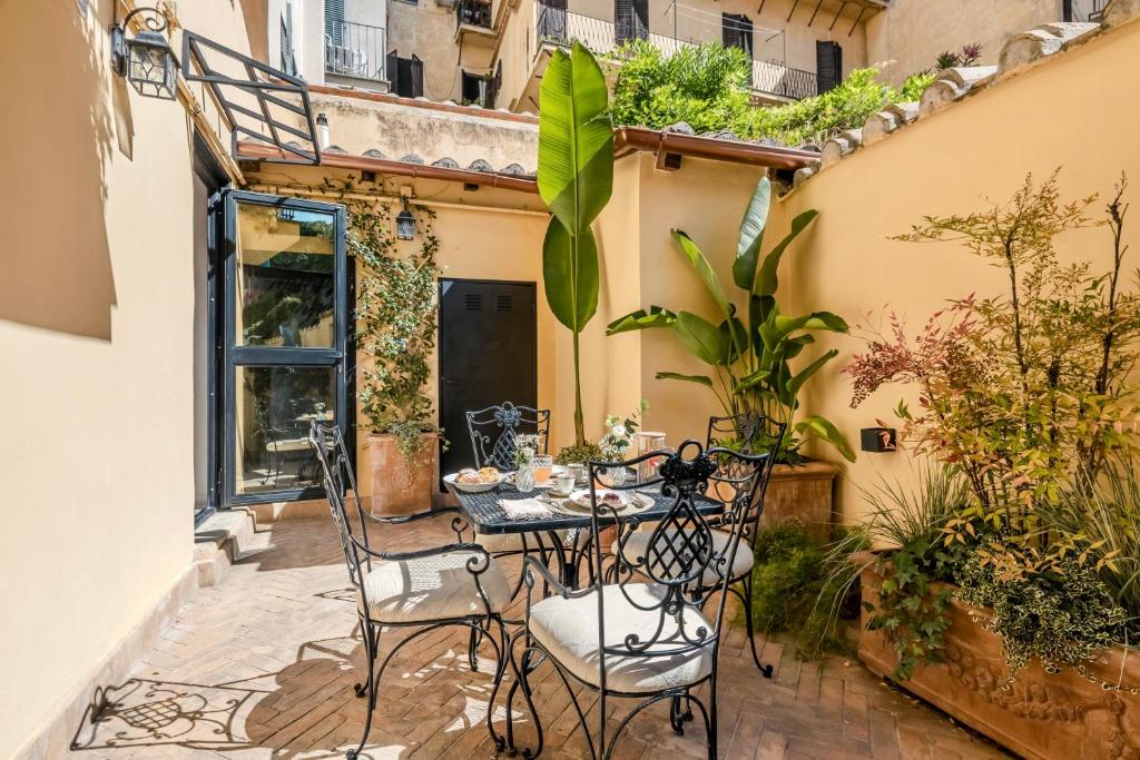 Colosseum 1 Min Design Apt with Private Courtyard