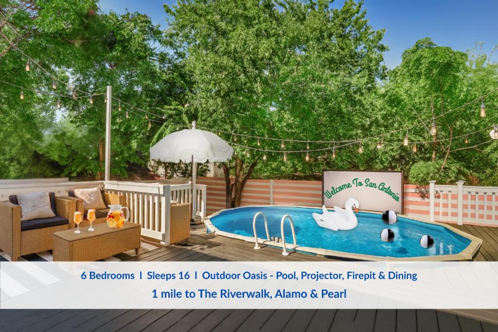 eine Werbung für einen Pool mit Schwänen in einem Hof in der Unterkunft Spacious Oasis 1 mi to Riverwalk in San Antonio