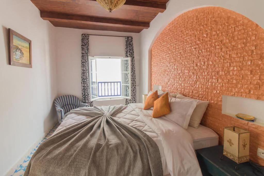 ein Schlafzimmer mit einem großen Bett und einem Fenster in der Unterkunft Riad Spa Medina Souks in Marrakesch