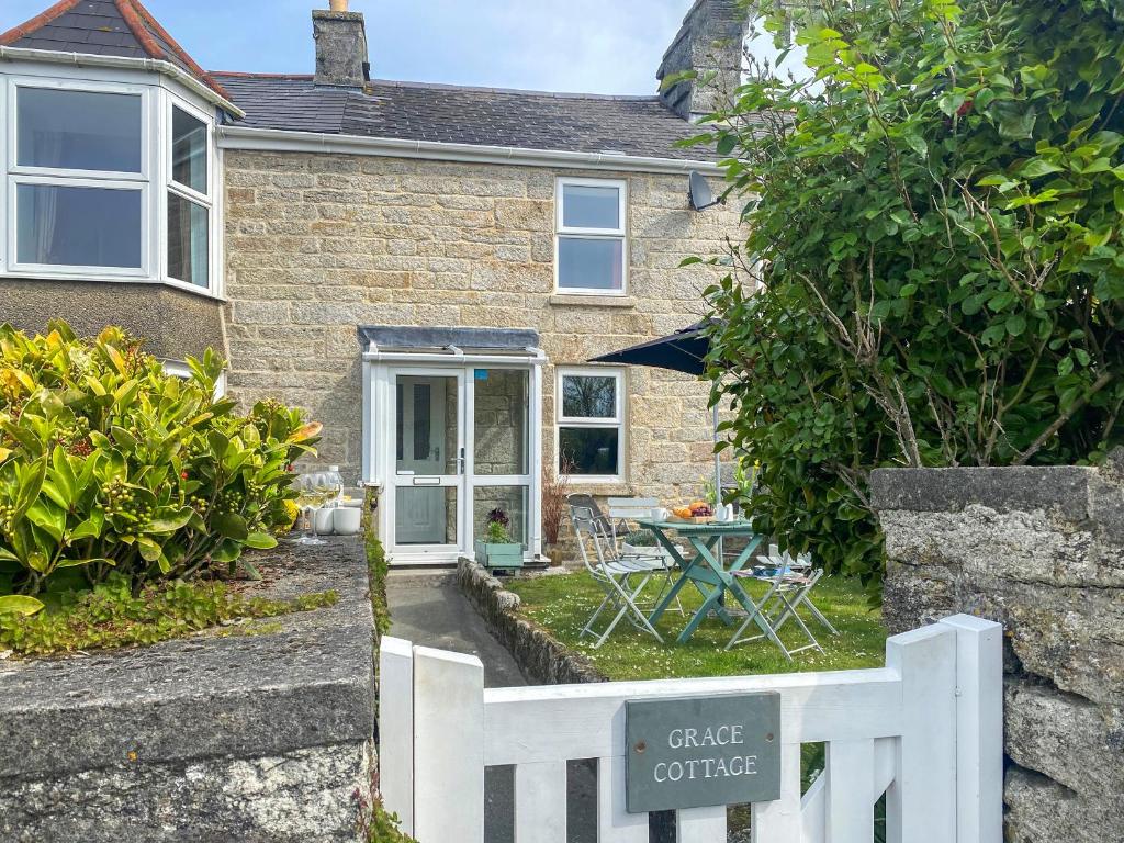 un chalet avec un panneau indiquant café cafés dans l'établissement Grace Cottage, à Saint Just