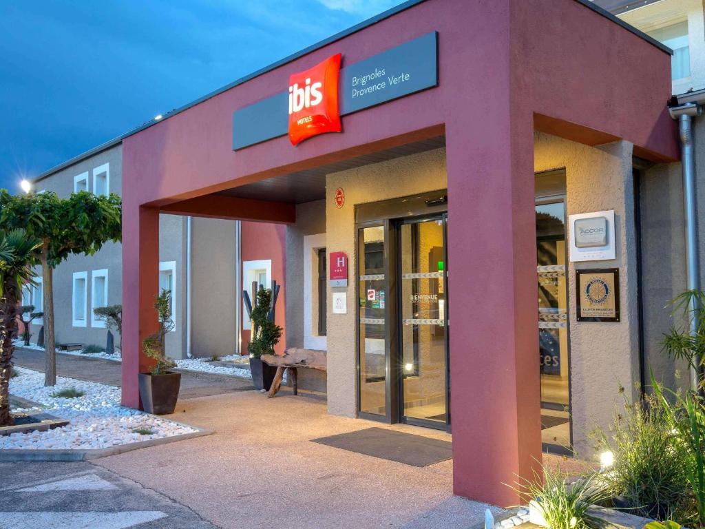 un edificio con un gran cartel en la parte delantera en ibis Brignoles Provence Verte, en Brignoles
