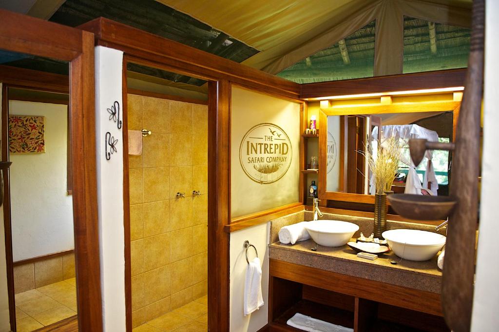 Ein Badezimmer in der Unterkunft Samburu Intrepids Tented Camp