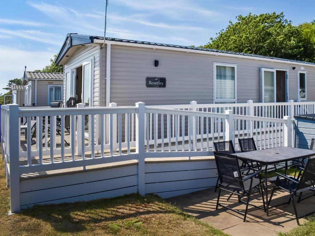 een huis met een wit hek en een tafel bij Seaview One - Uk50167 in Corton