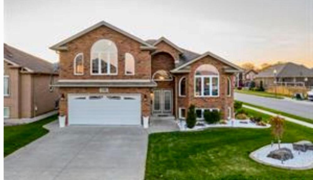 una gran casa de ladrillo con un gran garaje en Home sweet home, en Windsor