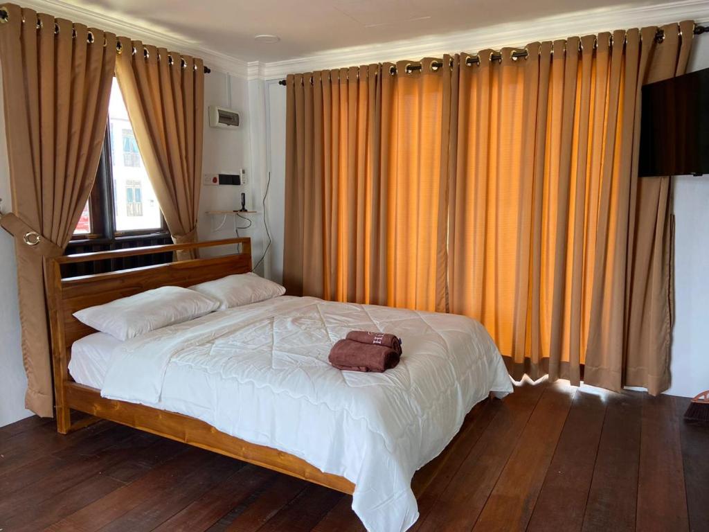 a bedroom with a large bed and a window at Rumah Sungai Impiana PCB Room 7 in Gua Sai
