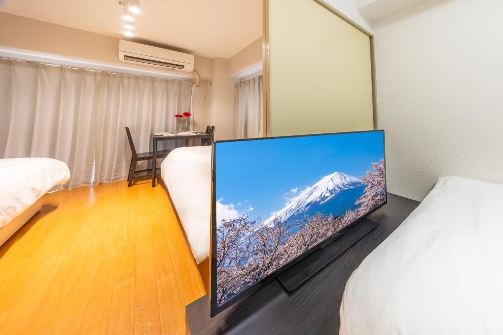Ikebukuro 8 min walk, Kanamecho 6 min walk, 25sqm room, 3 guests, Direct access to Shinjuku, Shibuya, Tokyo, Ueno, 3 single beds
