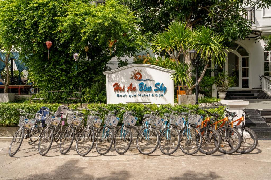 Đạp xe từ khách sạn để khám phá phố cổ và những cung đường yên bình