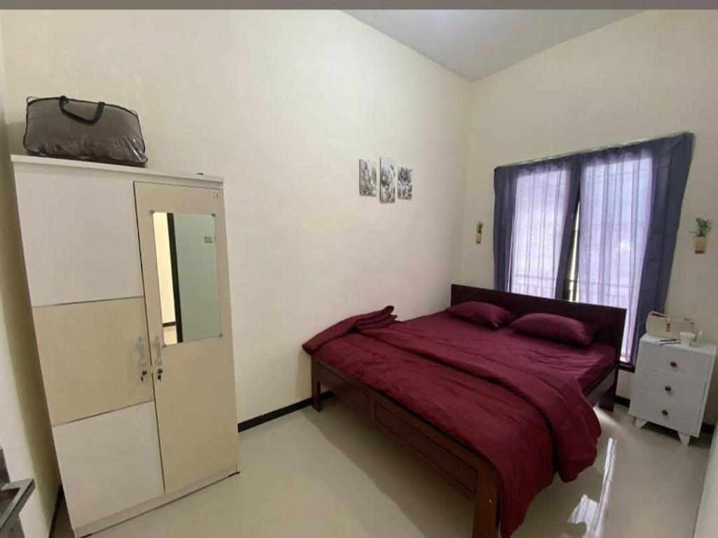 En eller flere senge i et værelse på Villa Jenggala Batu Private Pool 3 Bedroom