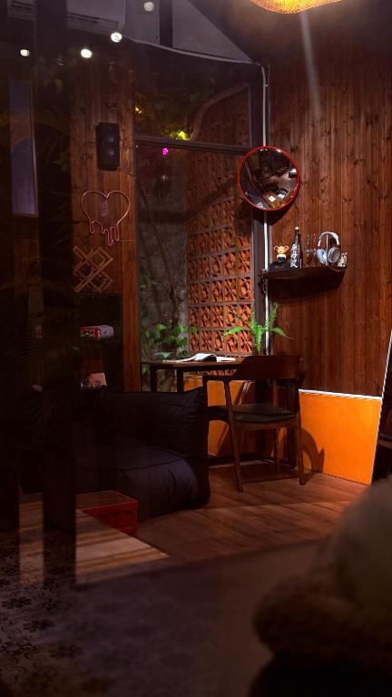 河内Amber Mono的房间里有一张沙发和一张桌子