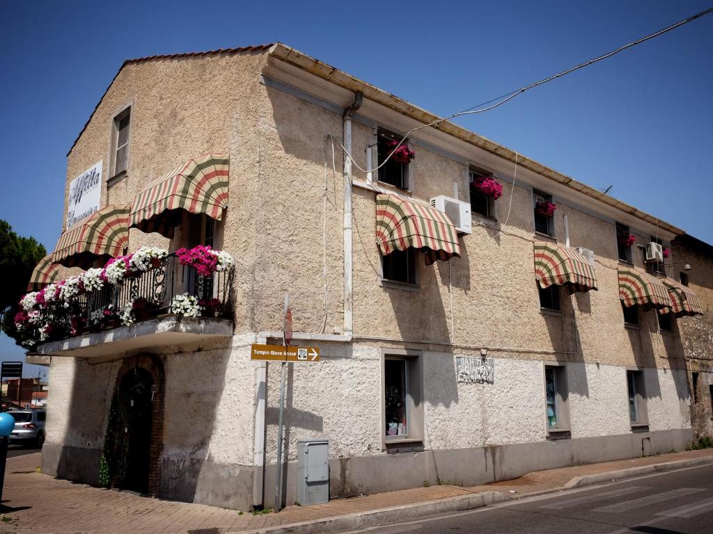 un gran edificio de ladrillo con flores en las ventanas en Affittacamere Andretta, en Terracina