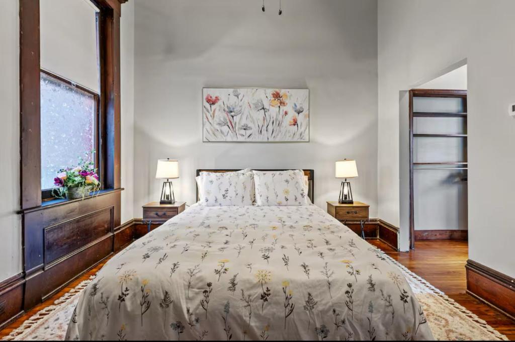 a bedroom with a bed with two lamps and a window at MI CASA in Frankfort