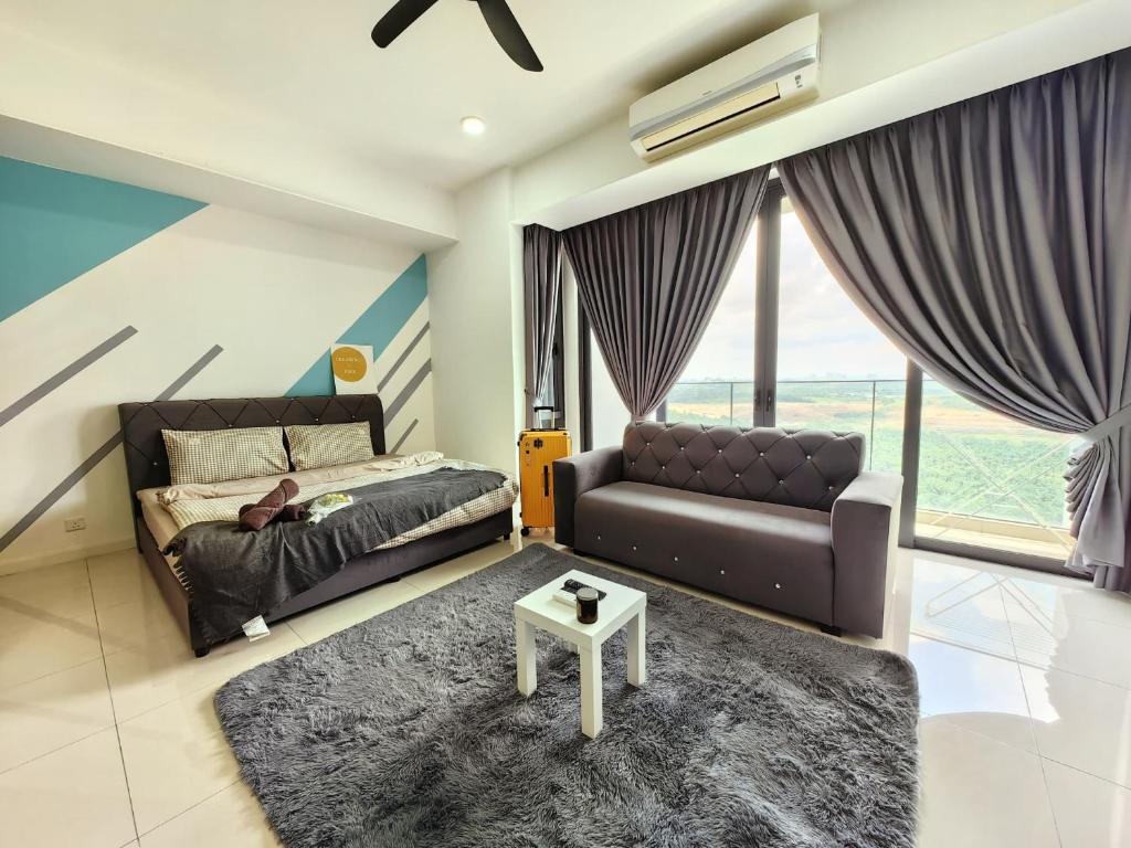 un salon avec un lit et un canapé dans l'établissement Grand Medini Cozy Studio 100mbps Netflix BySTAY, à Nusajaya