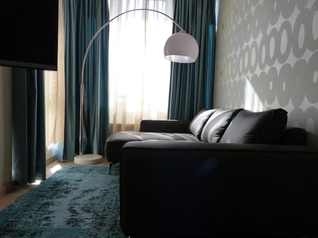 sala de estar con sofá y ventana en Parkhotel Heidehof Apartements en Ingolstadt