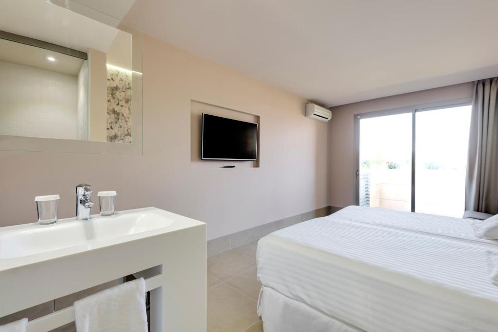 Postel nebo postele na pokoji v ubytování Occidental Ibiza