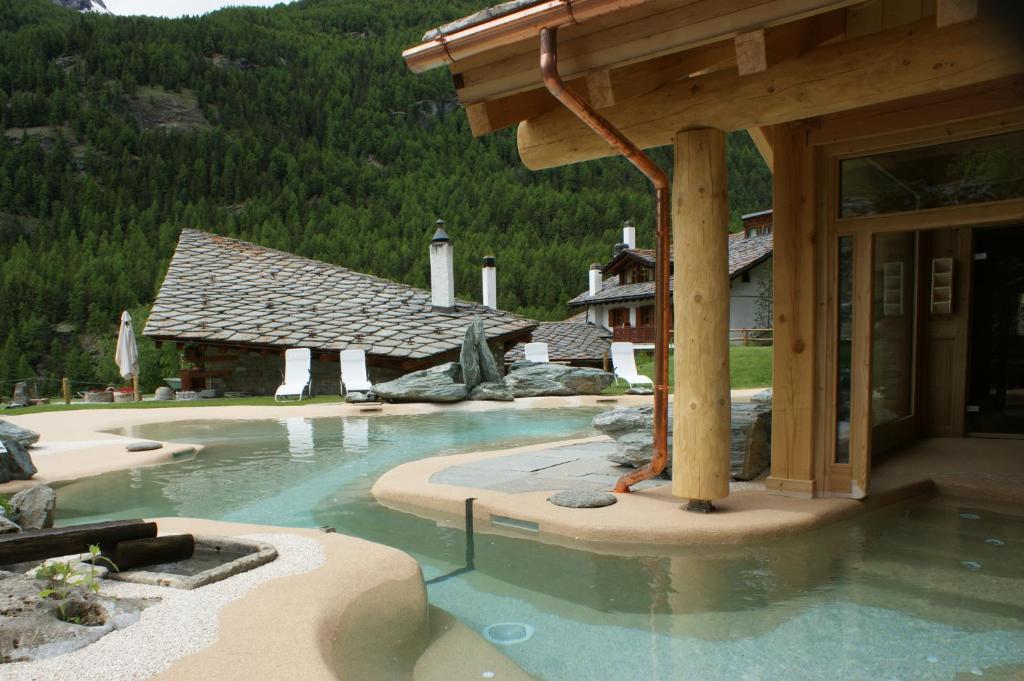 Bazén v ubytování Eco Wellness Hotel Notre Maison nebo v jeho okolí