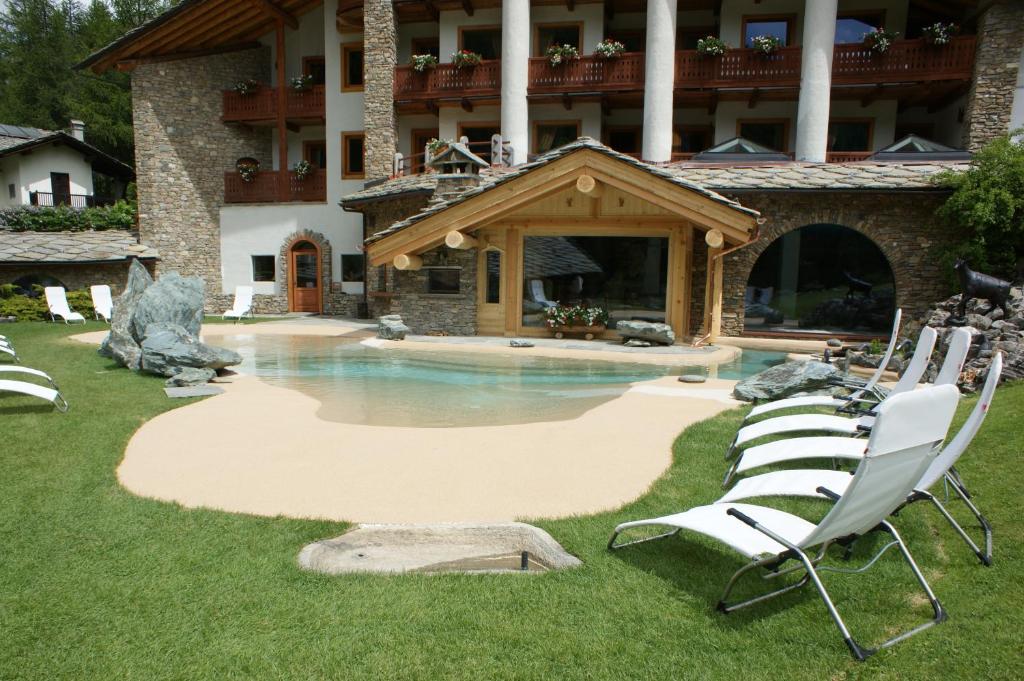 Bazén v ubytování Eco Wellness Hotel Notre Maison nebo v jeho okolí