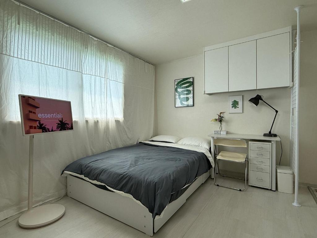 a small bedroom with a bed and a desk at 대치동 좋은방 in Seoul