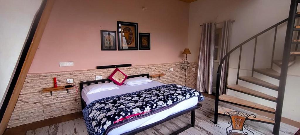 una camera da letto con un letto e una scala di Nomadsland by Cottage Club Inn a Nainital