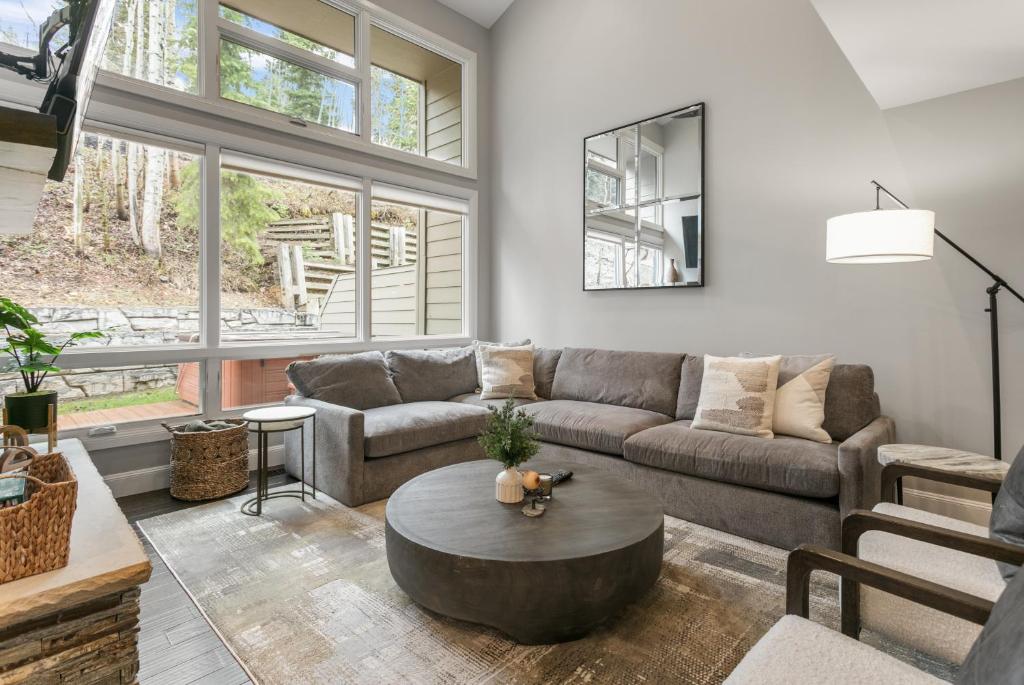 een woonkamer met een bank en een tafel bij 1158 - Three Bedroom Deluxe Stonebridge condo in Park City